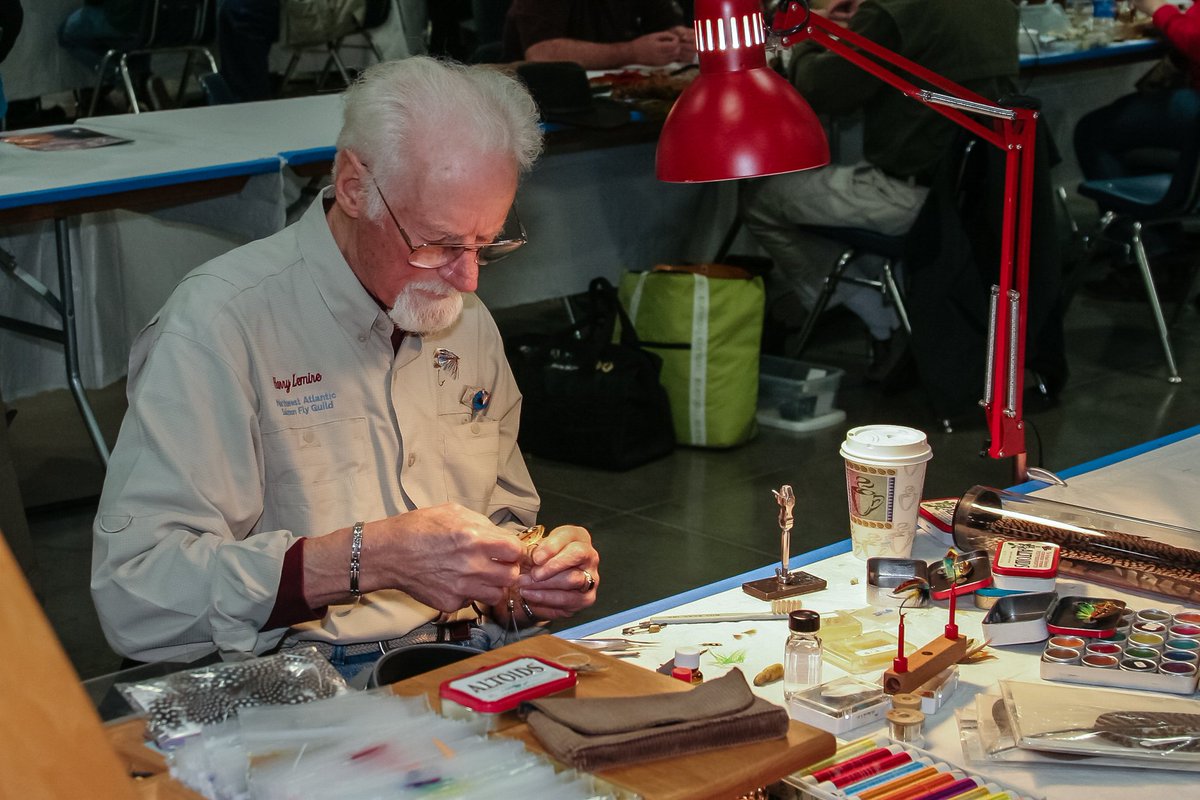 Ultimate_Hook's tweet image. Harry Lemire demonstrating tying in hand at the NW Fly Tyer &amp;amp; Fly Fishing Expo - 2011.

#flytying #tyinginhand #flymaster