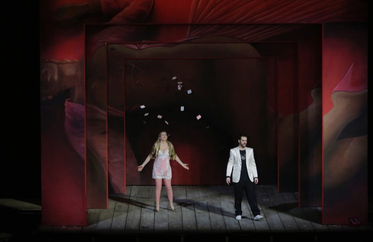 OperaClick's tweet photo. La Manon Lescaut di Graham Vick, nata nel 2010, è tornata a Verona con il suo immutato carico di stimoli e idee interessanti. (recensione di entrambi i cast previsti)

di Silvia Campana https://t.co/Umi29Qge8O https://t.co/IMAqwzW025