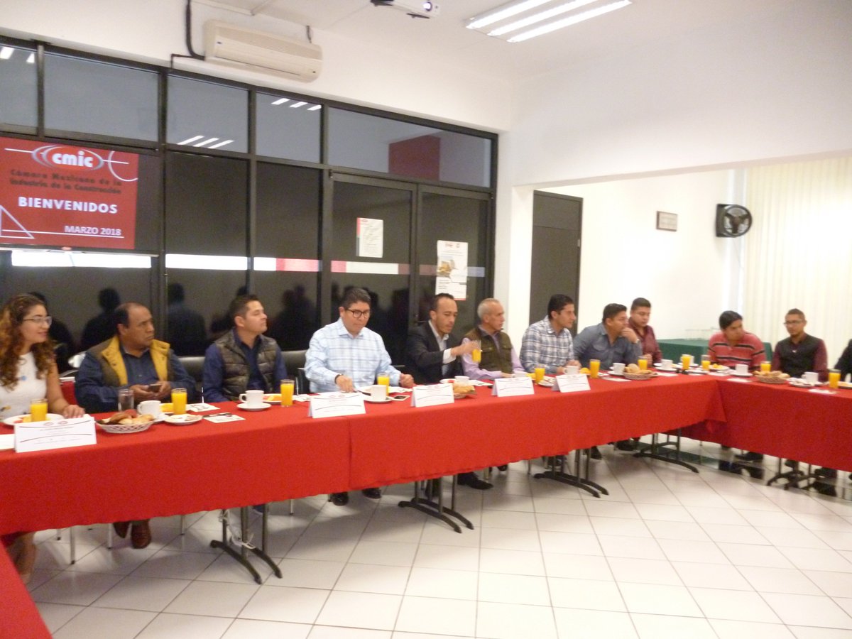 cmictlaxcala's tweet photo. Damos inicio a nuestra 3ra Reunión de #Afiliados  con el tema la "Importancia de las Redes Sociales y la Capacitación en el sector de la #Construcción, ponente invitado Joaquín López, gerente de #Imagent. ¡Bienvenidos Constructores! 👷🏻‍♂ #SomosCmic https://t.co/Gr77iMp11G