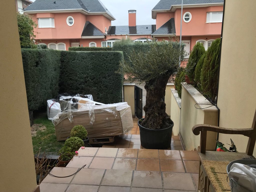 nonagarrido's tweet photo. Menuda verguenza de trasnporte y entrga de muebles de jardin verdecora. NUNCA MAS. Poco profesionales. @Verdecora_es https://t.co/Cei5Xw4bUd