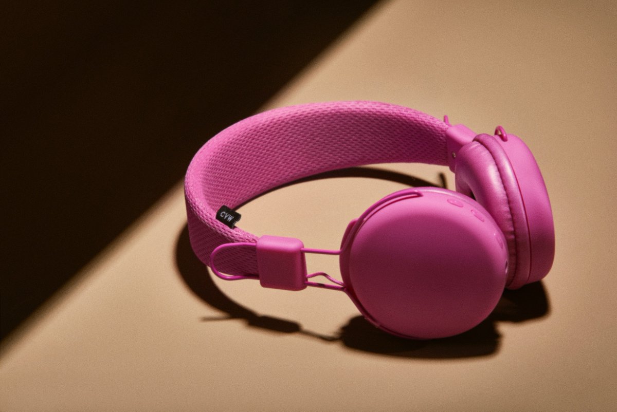 Why not add a little pink...😌 Bold with colour and big on sound quality, find a pair of Urbanz headphones today 🎧 // model: Boost Wireless | colour range: Blue, Pink, Black
#bluetoothheadphones #wirelessheadphones #music #headphones #style #fashion