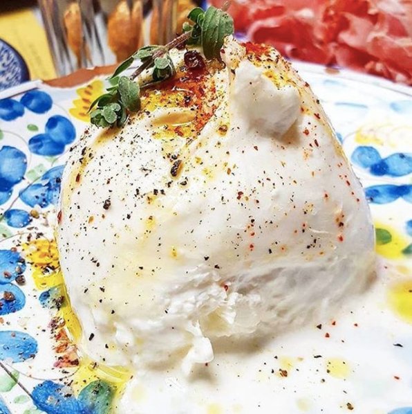 Chez My Little Paris, on a un rituel : pour chaque anniversaire, un offre une burrata en guise de gâteau.
