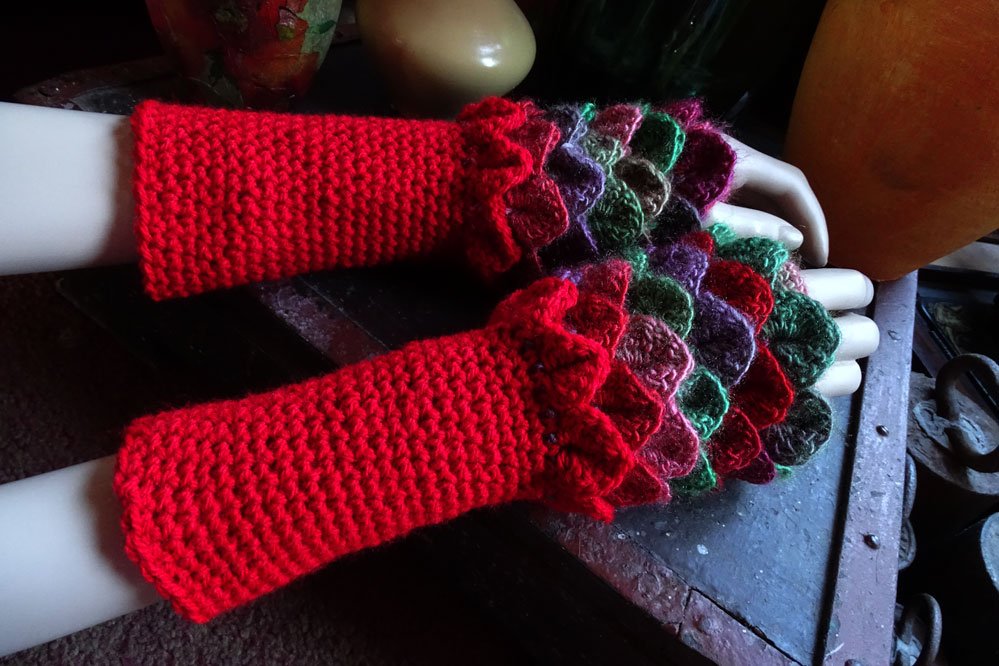 SteziLopez's tweet photo. Dragonscale armwarmers at https://t.co/1pYxb1m6W1
#armwarmers #dragonscale #fantasy #winter #accessories https://t.co/y9XQDJgKUw