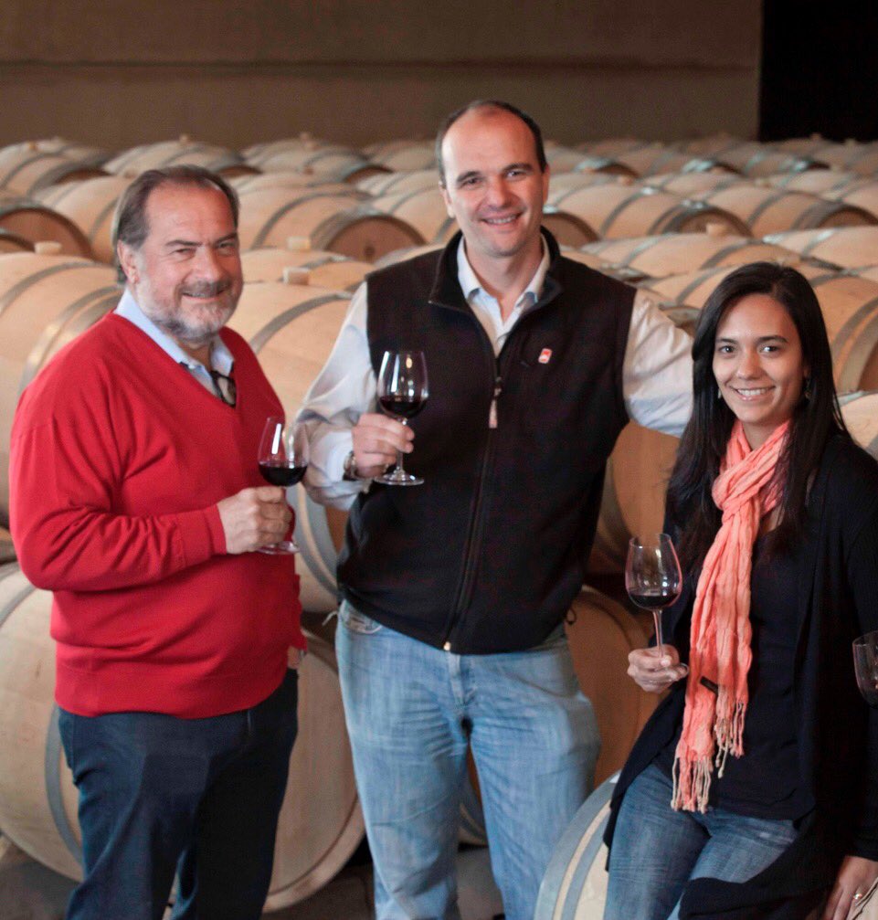 closdelos7's tweet image. Michel en su Bodega Rolland!! Junto con sus enólogos Rodolfo Vallebella &amp;amp; Magdalena Rodríguez Maisano!! #valdeflores #mariflor #malbec #pinotnoir #sauvignonblanc #merlot #camille #raphael #arthur #theo