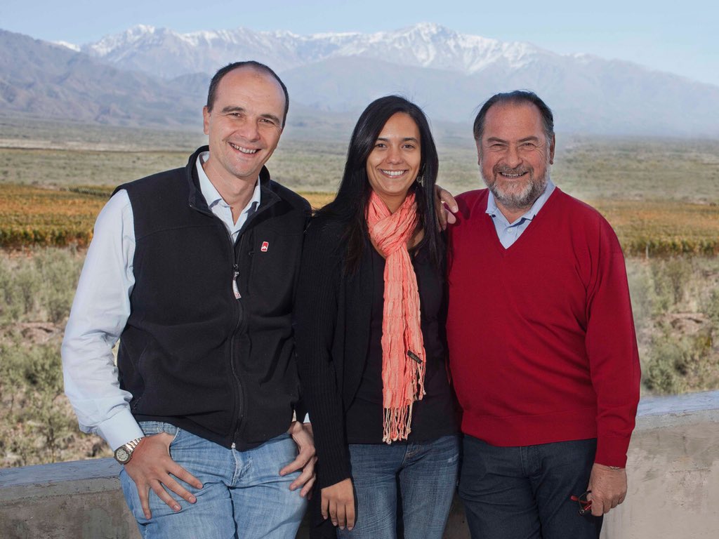closdelos7's tweet image. Michel en su Bodega Rolland!! Junto con sus enólogos Rodolfo Vallebella &amp;amp; Magdalena Rodríguez Maisano!! #valdeflores #mariflor #malbec #pinotnoir #sauvignonblanc #merlot #camille #raphael #arthur #theo