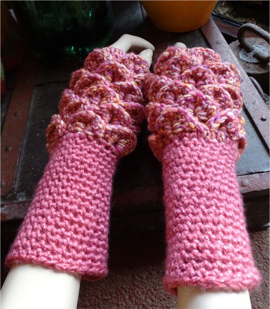 SteziLopez's tweet photo. Dragonscale armwarmers at https://t.co/1pYxb1m6W1
#armwarmers #dragonscale #fantasy #winter #accessories https://t.co/y9XQDJgKUw