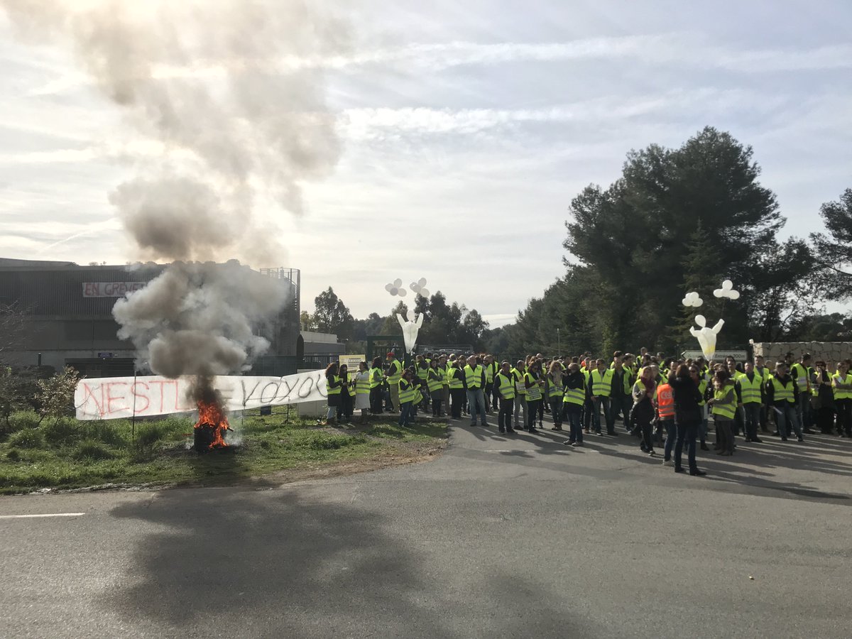Galderma_Nestle's tweet photo. La grève se durcit chez Nestlé 

Après deux journées de grève, les salariés de Galderma continuent leur mobilisation afin de défendre leurs droits face à Nestlé https://t.co/jXSnTCLfMX