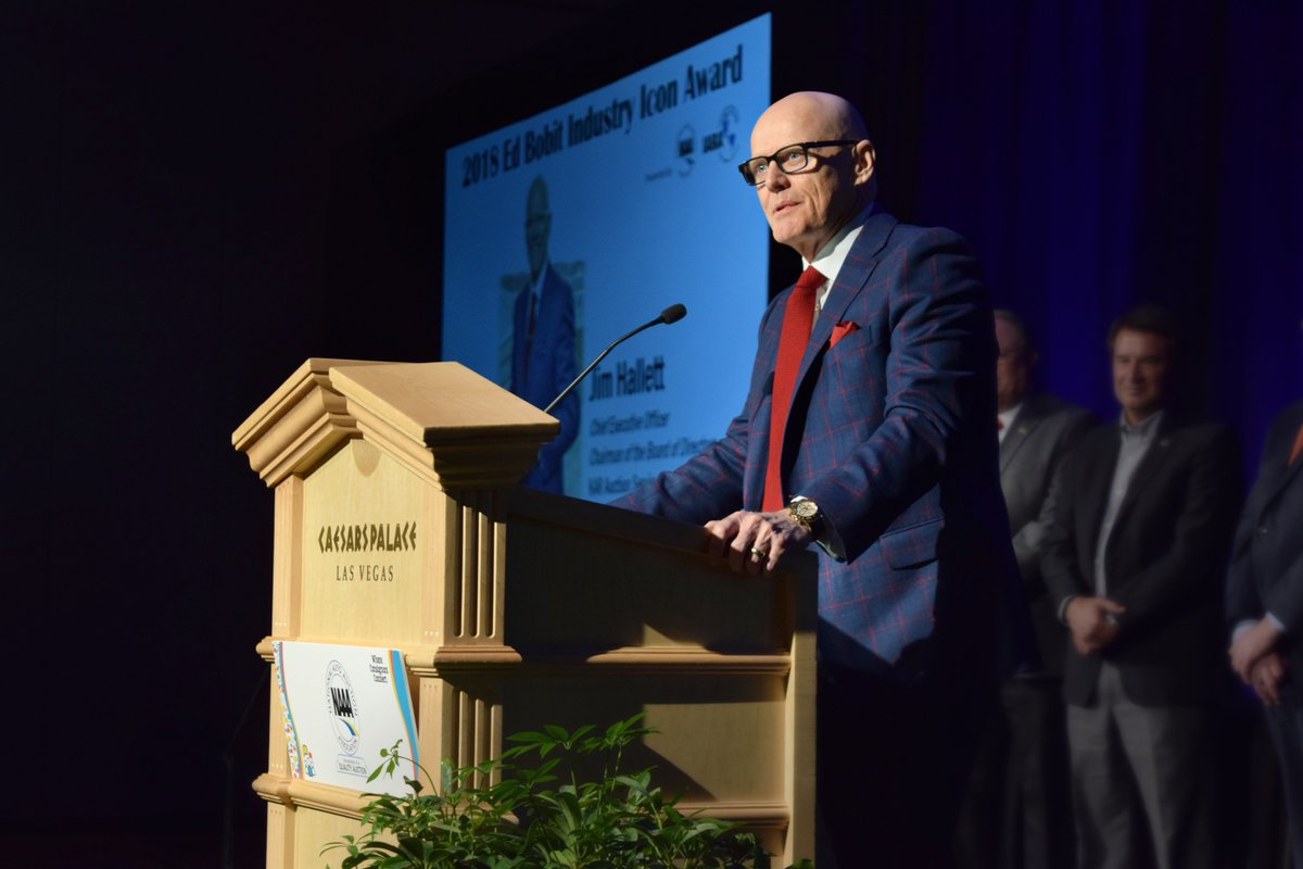 OPENLANEnews's tweet photo. How to be an industry icon in 3 easy steps: 1) #movemetal like nobody else; 2) be a humble &amp; inspiring leader; 3) get honored at #CARconference with the Ed Bobit Industry Icon Award by @NAutoAuctionAsn &amp; IARA. Congrats to KAR Chairman &amp; CEO Jim Hallett. https://t.co/pLL1MWqIA7 https://t.co/Nqt0R5hmHs
