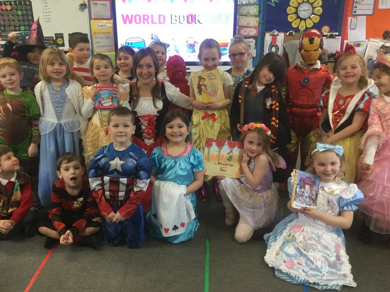 oak_TIS's tweet photo. 'World Book Day' in Oak @oak_TIS - A week later than the rest of the world, due to the snow last week! Fantastic costumes from a wonderful range of books!  #WorldBookDay2018 #welovetoread #oakclass https://t.co/yVyy65qwPV