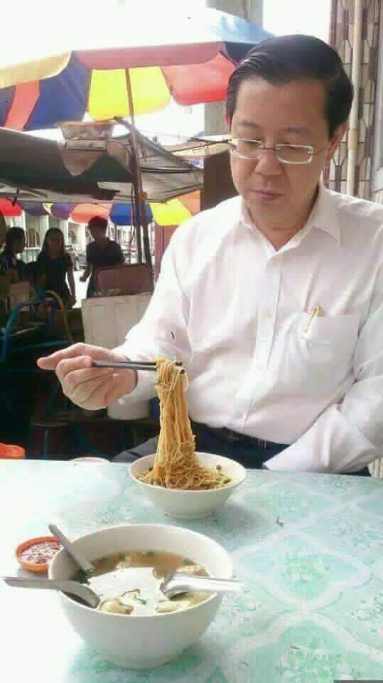 adikastara's tweet photo. #JokerLim @cmlimguaneng : Lakonkan aksi hebat 'makan' mee si khalayak untuk tunjukkan kezuhudan jelmaan 'khalifah' pujaan @wanji_bakistani. Makan RASUAH TEROWONG tak berani nak ngaku pula yer.. Haaaah!

😉 😉 😉 😉 😉
@MySouljer Bebeh! https://t.co/jHhco7vg5g