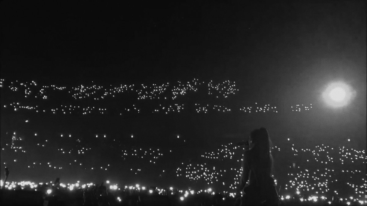 sergio9b's tweet photo. We are family #ArianaBestFans https://t.co/dGaGfdBQi2