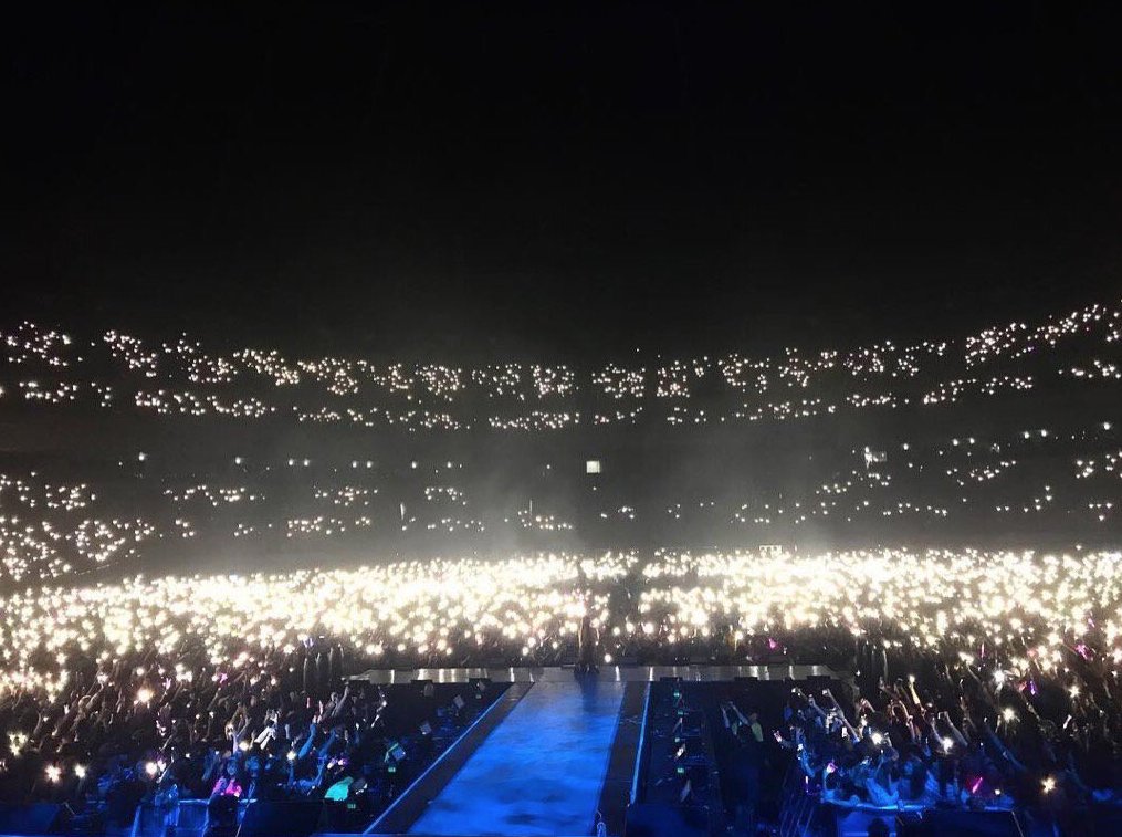 sergio9b's tweet photo. We are family #ArianaBestFans https://t.co/dGaGfdBQi2