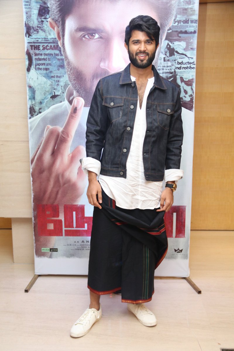 cinemaparvaicom's tweet photo. #NOTAPressMeet stills
See more here : https://t.co/mcBVXZTg8P
#NOTA #NOTAFirstLook #VijayDevarakonda @beemji @StudioGreen2 @kegvraja @anandshank @TheDeverakonda @Mehreenpirzada @SamCSmusic @madhankarky @dop_santha @shravyavarma @drkkiran1 @santhoshpj21 @proyuvraaj https://t.co/5kwIy9owCL