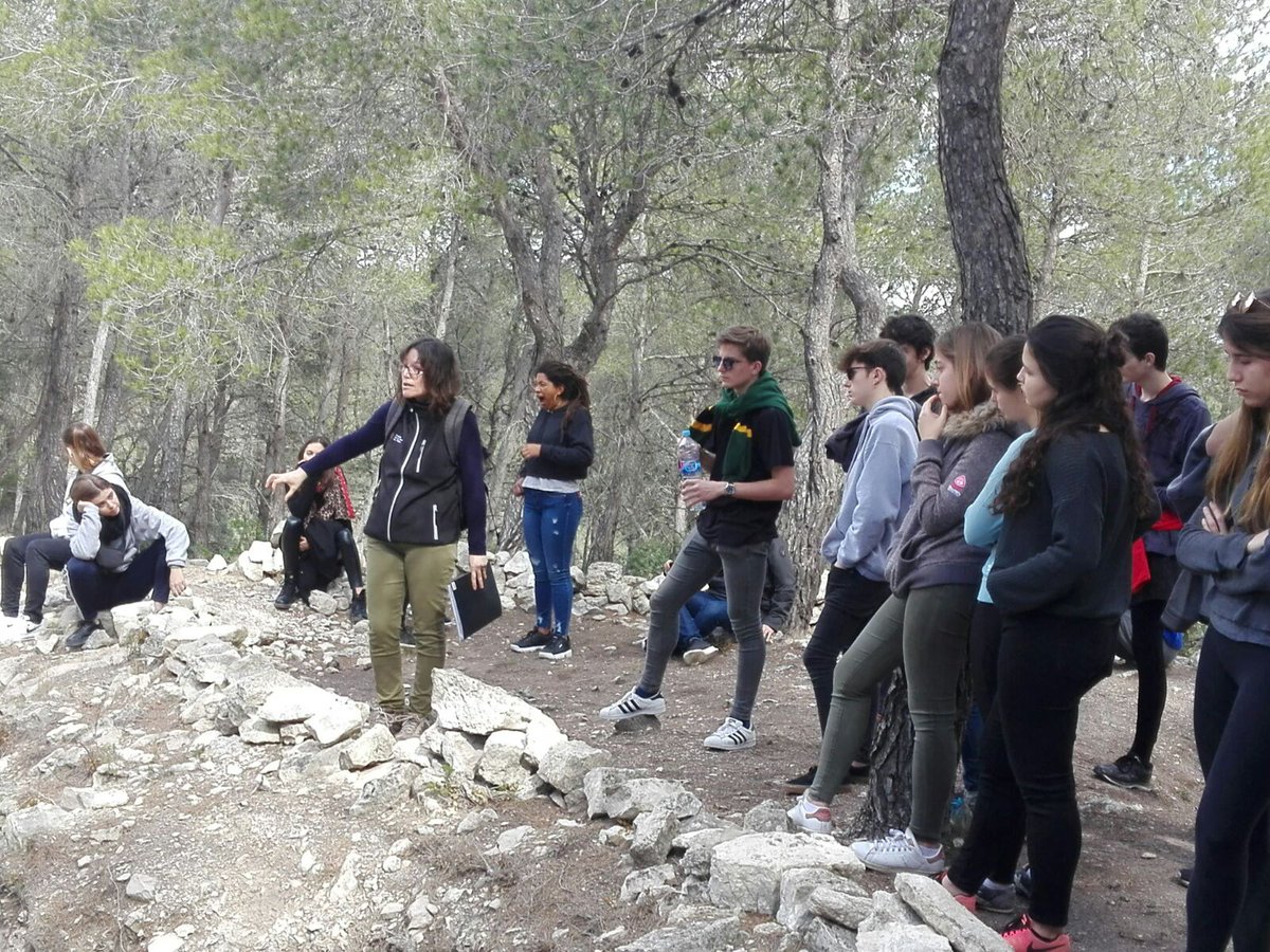 CIC_BTX's tweet photo. Dins la sortida l'Ebre: llegir el paisatge, memòria i record de la guerra civil. Els joves de la lleva del biberó tenien l'edat de l'alumnat de segon de batxillerat. #corberad'Ebre https://t.co/xNzTl6nK9z
