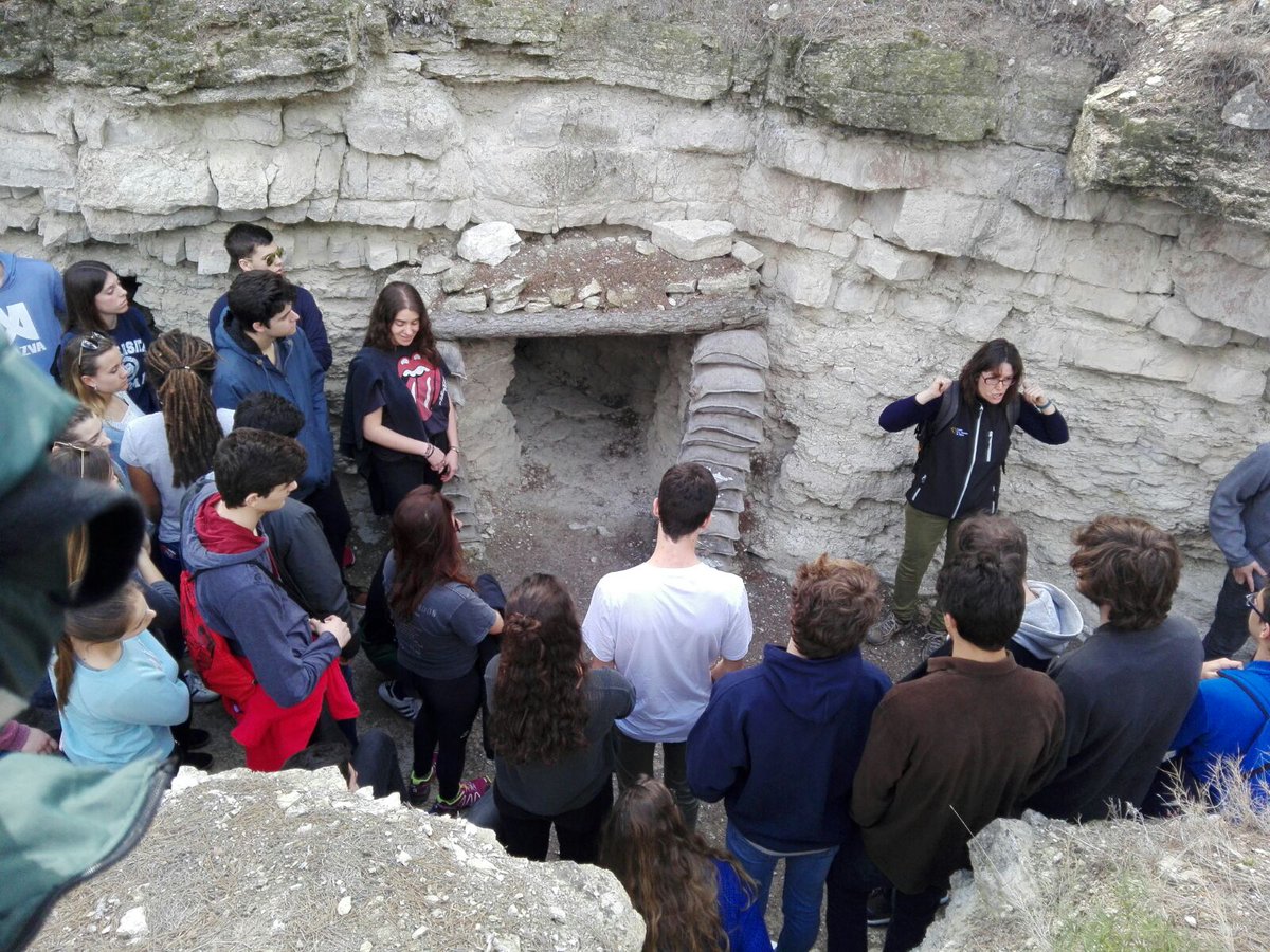 CIC_BTX's tweet photo. Dins la sortida l'Ebre: llegir el paisatge, memòria i record de la guerra civil. Els joves de la lleva del biberó tenien l'edat de l'alumnat de segon de batxillerat. #corberad'Ebre https://t.co/xNzTl6nK9z