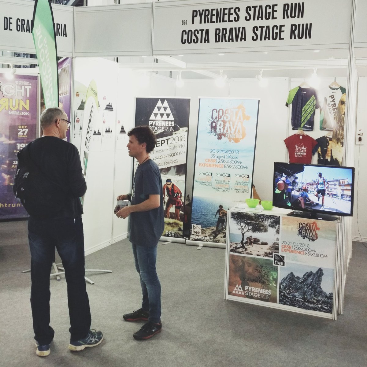 PyrStageRun's tweet photo. Aquí estamos! Here we are! #ExpoSports #ZurichMaratoBCN 
Visítanos y entra en el sorteo de una inscripción básica a la @CostaBravaRun y un 20% en inscripción a la #PSR
Os esperamos! 😉 https://t.co/0iHEUh2dN6