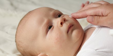 FEBEA_FR's tweet photo. #Cosmétiques pour bébé et #CarnetDeSanté : tous les cosmétiques doivent répondre aux exigences de la réglementation européenne, dont l’objectif est d’assurer un niveau élevé de protection de la santé https://t.co/hEI8W8apUy https://t.co/3amdyYT5Ti
