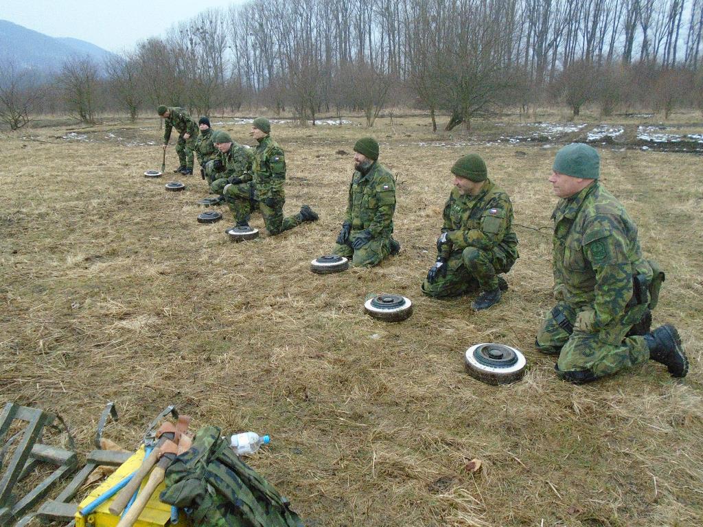 ObranaTweetuje's tweet image. Nováčci z Aktivní zálohy ze 71. mechanizovaného praporu prošli tento týden zdokonalovacím výcvikem nových profesionálních vojáků. Procvičili si bojové drily i pořadovou přípravu a čekala je ostrá střelba. #71mpr #AZ #aktivnizaloha #armadacr