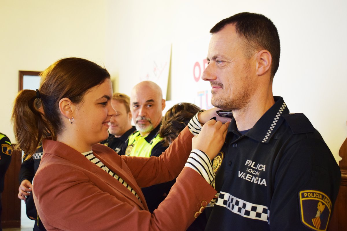policialocalvlc's tweet photo. La Policia Local de València compta des de hui amb nous comisaris, que ja protegien a la ciutadania i que ara tindran més responsabilitat. Gràcies pel vostre esforç durant tants anys i enhorabona, companys! https://t.co/3aaUTUictp