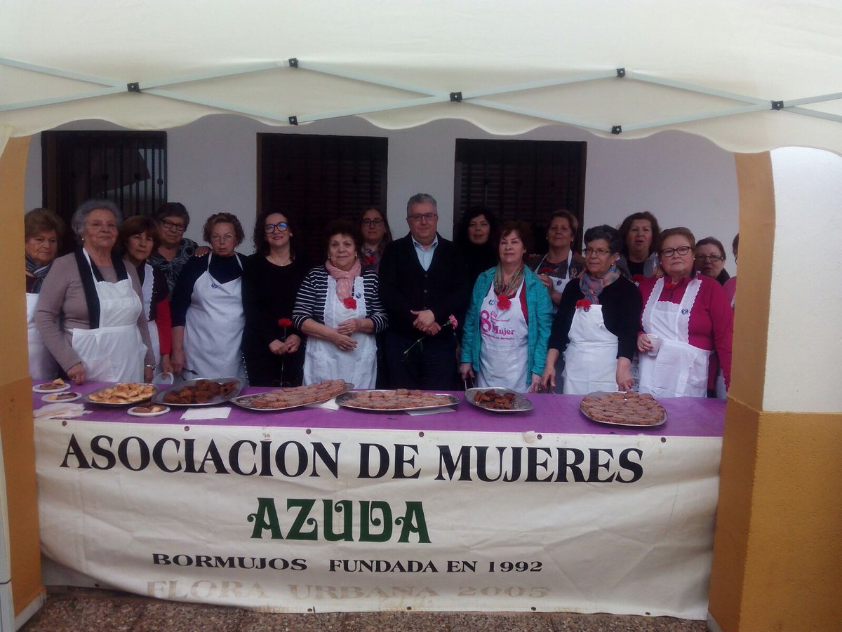 pacomolinaharo's tweet photo. Encuentro con las asociaciones de mujeres #JuanDiego #Azuda y #Fibrovida en un desayuno en la plaza del @AytoBormujos continuando con los actos reivindicativos del #8M #DiaInternacionalDeLaMujer https://t.co/2384qgpyRt