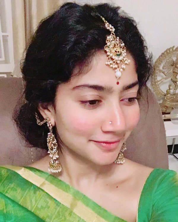 WebduniaTelugu's tweet photo. #SaiPallavi డబ్బు అక్కర్లేదు #LuxuryTrip #FidaaMovie #GoldenChance  https://t.co/s1bDJiMCVS https://t.co/x6irnLjY0d