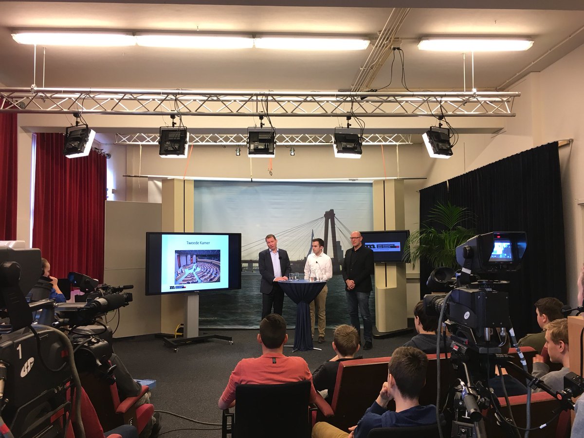 Lijsttrekker @Mikevandergeld en Europarlementariër <a href="/MatthijsvMilt/">MatthijsvMiltenburg 🇺🇦🇪🇺</a> gaan vandaag #ingesprekmet leerlingen van het Van Maerlant College #D66bustour #stemd66