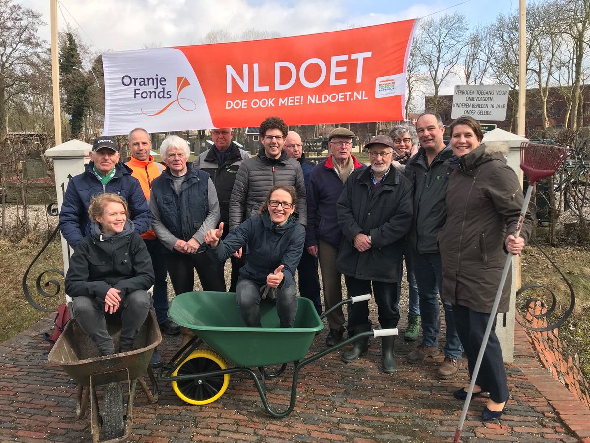 AliceEshuis's tweet photo. RT @provgroningen: Ook onze bestuurders en hun adviseurs werken zich in het zweet tijdens @NLDOET! Samen met vrijwilligers knappen ze de begraafplaats Obergum (Winsum) op. https://t.co/cfa37aMkjX @HielkoMerkus #winsum