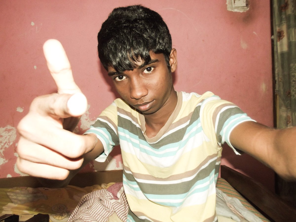 Thi_online___'s tweet photo. #selfie #Room101 #Pink #wallpaper #SriLanka #poddala #labuduwa #Freight #Friends #MenFromthe203 #2018Midterms #WeAreCisco #slboy https://t.co/pBN9lIK5uz