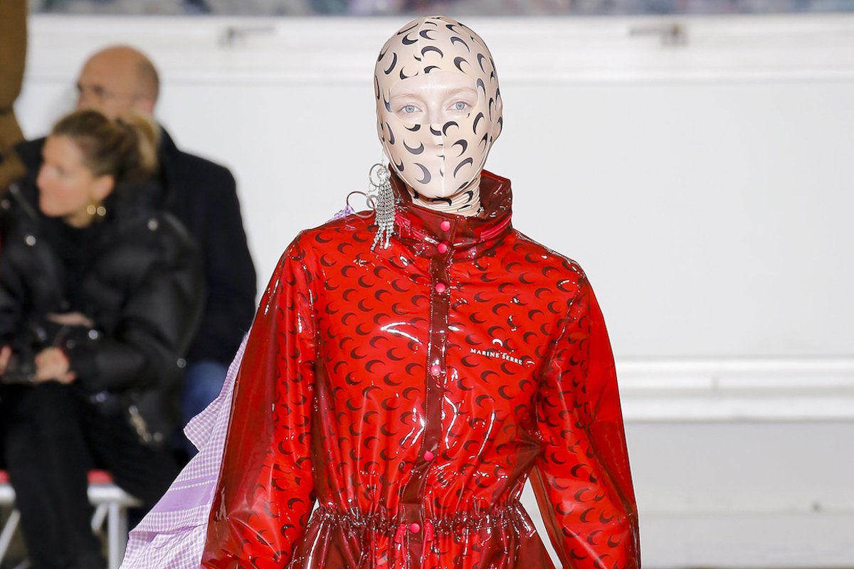 Mode futuriste ou révolutionnaire, fausses fourrures et vraies bonnes actions  : voici ce qu'il faut retenir de la Fashion Week de Paris bit.ly/2Ieu5ap