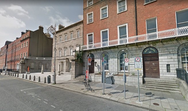 DublinWalkGuide's tweet photo. The columned shelter on the left of the print, is one of a pair of shelters for the sedan-chair-men, which were demolished in 1943.  The street view, shows the obelisks that were reinstated in front of the gallery, which are also visible in Malton's print. https://t.co/W58FDj19NB