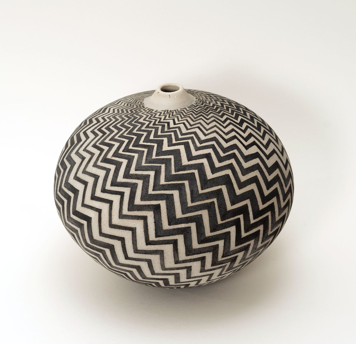 pyramidgallery's tweet photo. It's the last weekend of COLOUR & PATTERN GALORE, it's been a real pleasure to have these three wonderfully talented artists here. Come along before 12/3/18 to see this great show #art #york #colour #pattern #rakuceramic #fusedglass #Handwoven @cmglassdesigns @J_JamesRugweave https://t.co/NE0Egeo7zx
