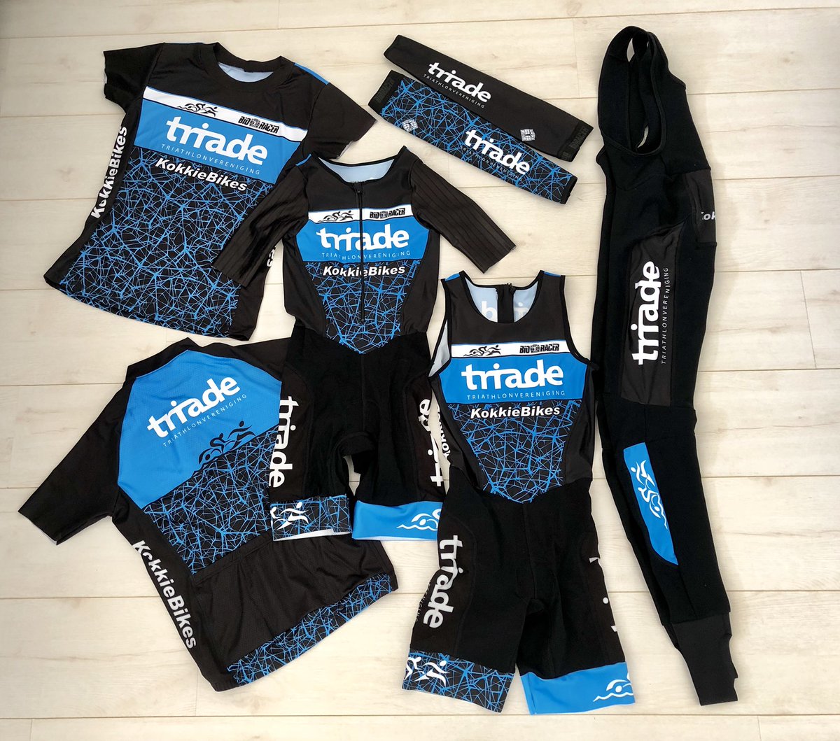 TVTriade's tweet photo. De nieuwe Triade kledinglijn is binnen! Vanaf nu zie je onze leden in deze gave pakjes rond zwemmen, fietsen en lopen. Dank @bioracer en @KokkieBikes. https://t.co/RtbEu0JZCd