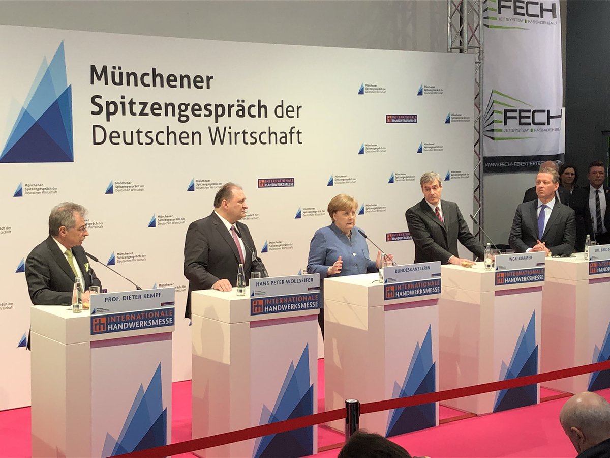 ZDH_news's tweet photo. Die berufliche Bildung stärken. Die #Bundeskanzlerin und die Spitzenverbände der Dt. Wirtschaft #ZDH @DieBDA @Der_BDI @DIHK_News sind sich einig, deutlich mehr für die berufliche Bildung zu tun. https://t.co/ZED7WpfNky