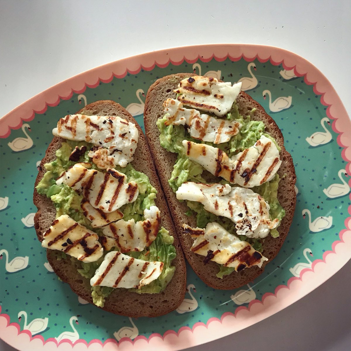 Zag het voorbij komen bij @ikbenirisniet en maakte m’n eigen versie. Zuurdesembrood(even gegrild) met avocado🥑 en gegrilde haloumi👌🏼#lunchfood