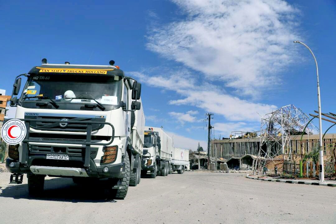SYRedCrescent's tweet photo. #Now :@SYRedCrescent teams in cooperation with @ICRC and @UN enter #Eastern_Ghouta on Friday, March 9, 2018. They will carry out a delivery of a  remaining of aid that wasn't offloaded during the previous convoy on 5th March. The #convoy carries 2400 food parcels, 3240 flour bags https://t.co/DOTVItM4DQ