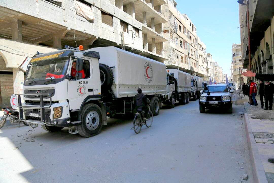 SYRedCrescent's tweet photo. #Now :@SYRedCrescent teams in cooperation with @ICRC and @UN enter #Eastern_Ghouta on Friday, March 9, 2018. They will carry out a delivery of a  remaining of aid that wasn't offloaded during the previous convoy on 5th March. The #convoy carries 2400 food parcels, 3240 flour bags https://t.co/DOTVItM4DQ