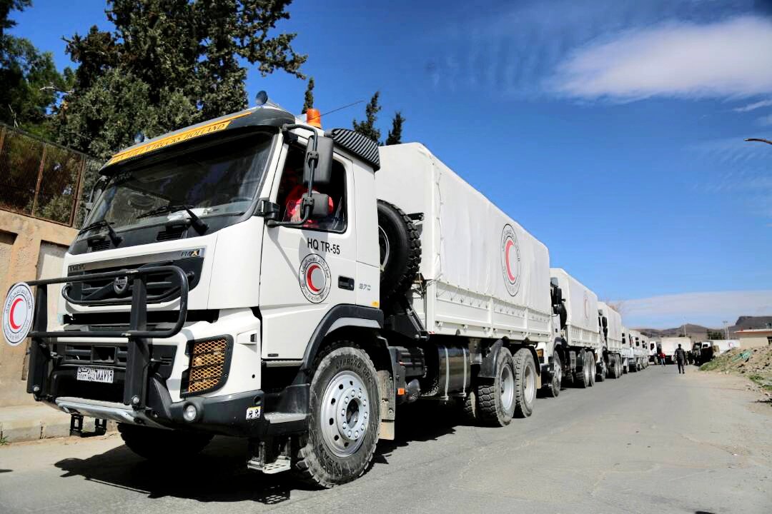 SYRedCrescent's tweet photo. #Now :@SYRedCrescent teams in cooperation with @ICRC and @UN enter #Eastern_Ghouta on Friday, March 9, 2018. They will carry out a delivery of a  remaining of aid that wasn't offloaded during the previous convoy on 5th March. The #convoy carries 2400 food parcels, 3240 flour bags https://t.co/DOTVItM4DQ