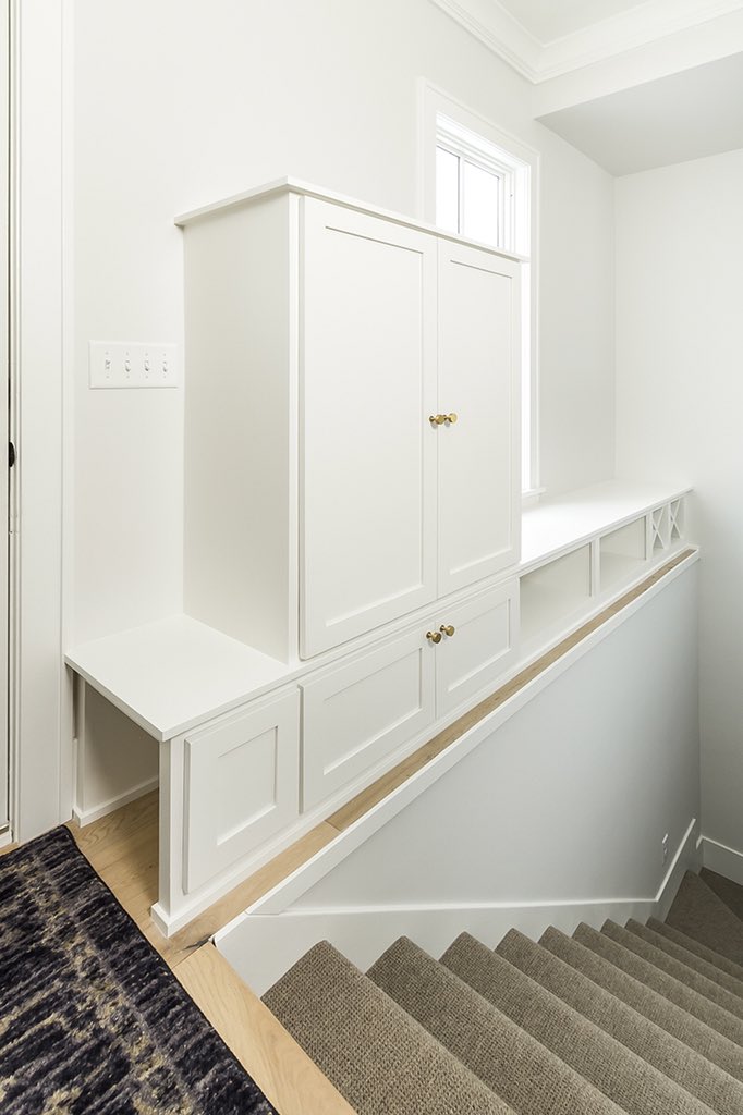 cottage_designs's tweet photo. Winter whites. The back entrance/mudroom space at our Emerson cottage is a creative use of space in this completely rebuilt Lynnhurst charmer. And in other news, the weekend is here, friends. Enjoy!

#cottagehomedesigns #cottagehome #cottagestyle #farmhousefresh #farmhousestyle https://t.co/2tmj1KshIg