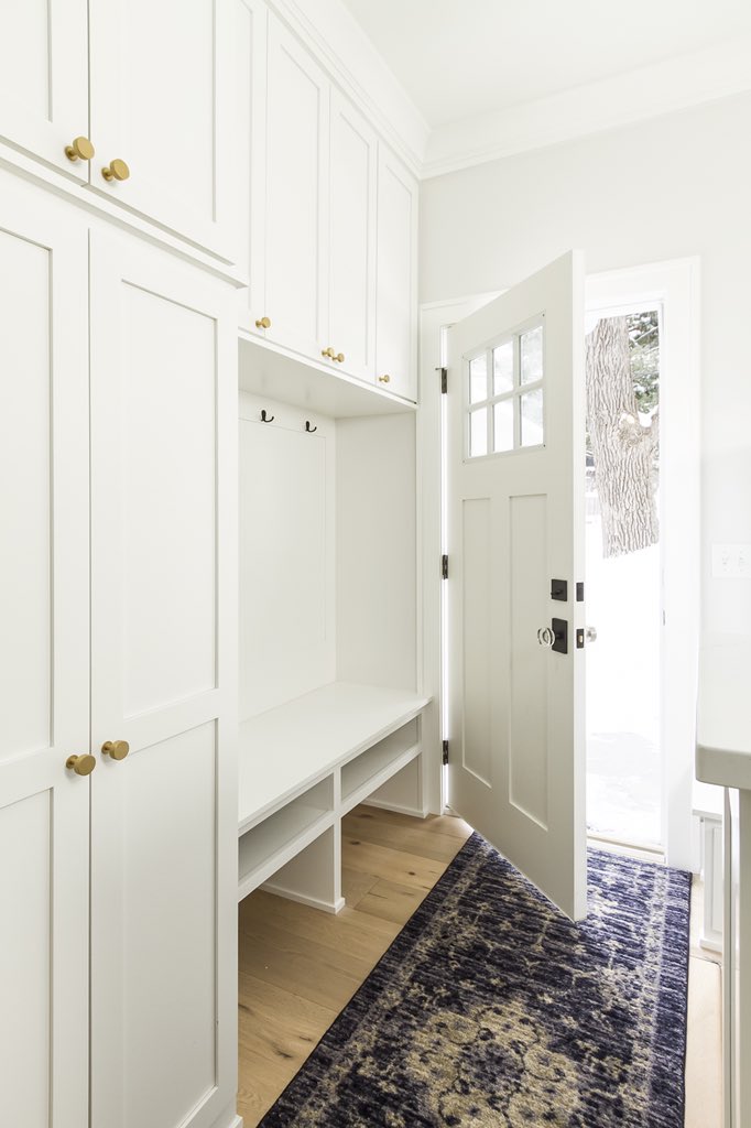 cottage_designs's tweet photo. Winter whites. The back entrance/mudroom space at our Emerson cottage is a creative use of space in this completely rebuilt Lynnhurst charmer. And in other news, the weekend is here, friends. Enjoy!

#cottagehomedesigns #cottagehome #cottagestyle #farmhousefresh #farmhousestyle https://t.co/2tmj1KshIg
