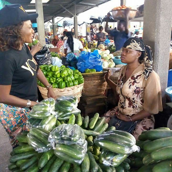alou_jaher_'s tweet photo. Journée internationale de la femme !
Le #Yospirit était aux côtés des femmes du marché Gouro d'Adjamé pour une sensibilisation. https://t.co/NY3jXKm9DH