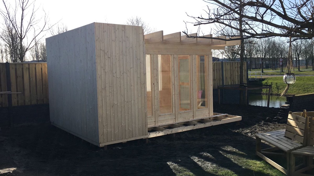 HoutBeton's tweet photo. Tuinhuis in opbouw https://t.co/nLEmvdyyyt