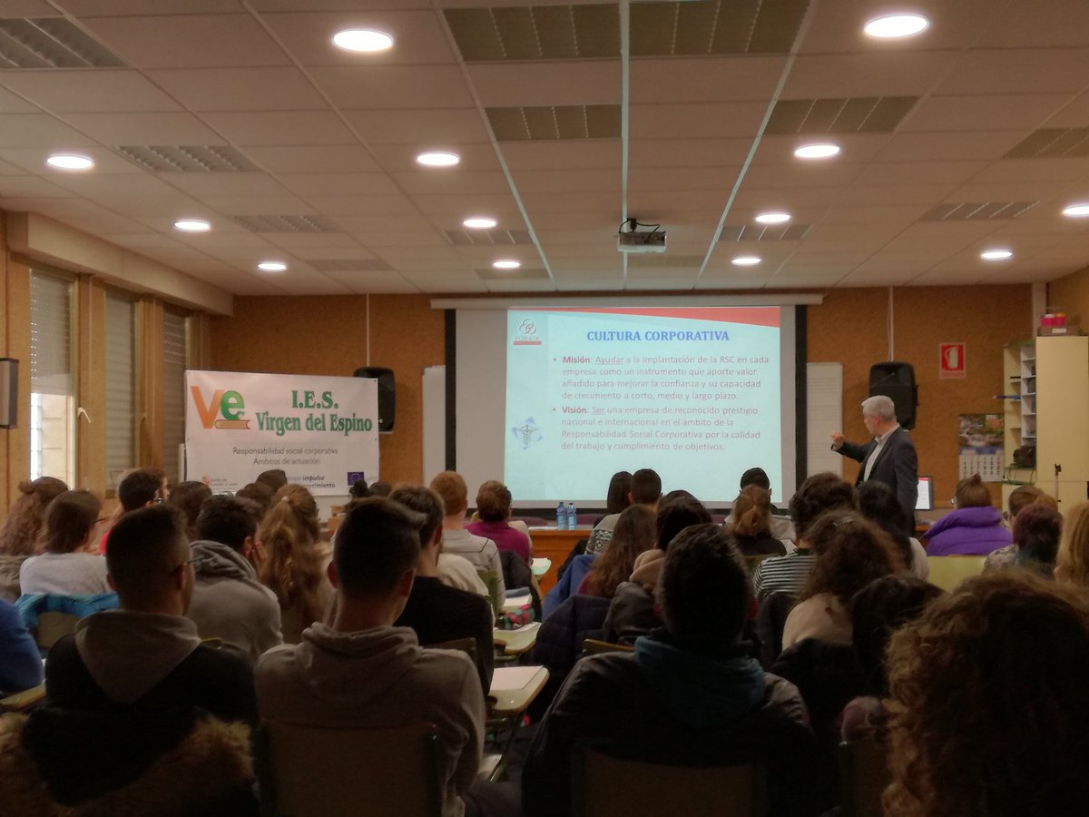 IESV_Espino's tweet photo. #SoydeFP
El alumnado de los #CF con Ignacio Pérez García de @ForaseFormacion @grupoforase 
"Responsabilidad social cooperativa. Ámbitos de actuación"
@educacyl  @UEmadrid #Europaimpulsanuestrocrecimiento https://t.co/txgmm9nODK