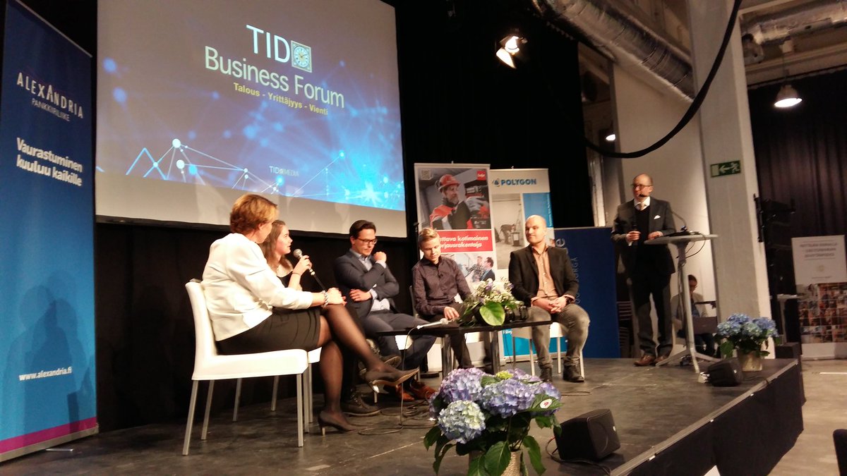 tidmedia_fi's tweet photo. #Porvoo2030 Työssä, elämässä pärjää, kun tekee sitä, mikä kiinnostaa, mutta se vaatii myös 'hikeä'. Jukka Erätuli @WorkPilots #tidforum https://t.co/jXTBixSB5Y