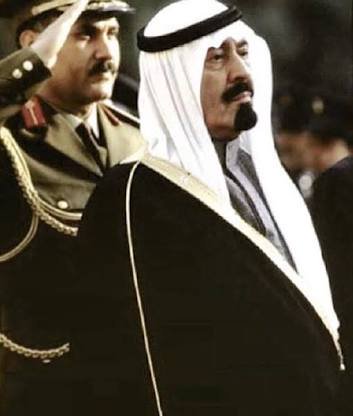 Fahadrd's tweet photo. اليوم تخرجت يابو متعب، أبشّرك حصلت على الدكتوراه مع مرتبة الشرف. ابتعثتني قبل عشر سنوات ولم يكن معي إلّا دبلوم. اليوم بيضنا وجهك وأثبتنا عمق رؤيتك وبعد نظرك. الان نعود للوطن لنساعد في بنائه في عهد ملكنا سلمان 🇸🇦 https://t.co/y30449vvkl