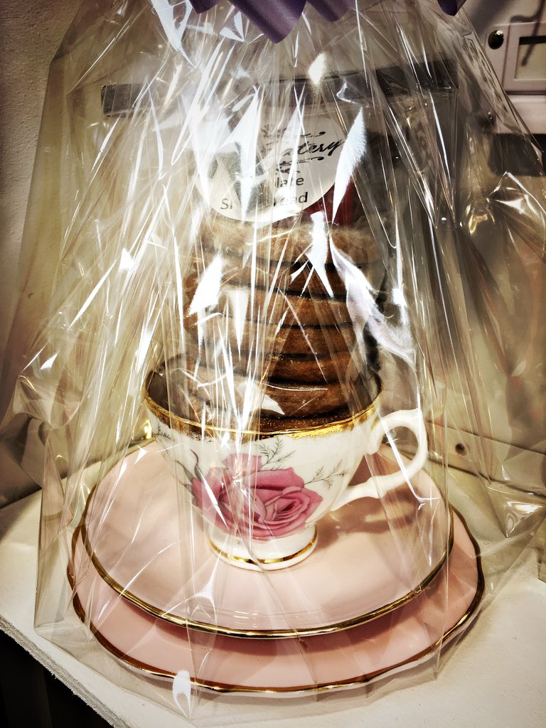 Treat your mum to tea &amp; biscuits this #MothersDay - a mismatched vintage china tea cup, saucer &amp; cake plate, a pack of @theeateryoldham shortbread and a packet of <a href="/saddleworthtea/">Saddleworth Tea</a> for just £9. Because she's your mum 💕💕💕 #teaandbiscuits #oliviccioat109