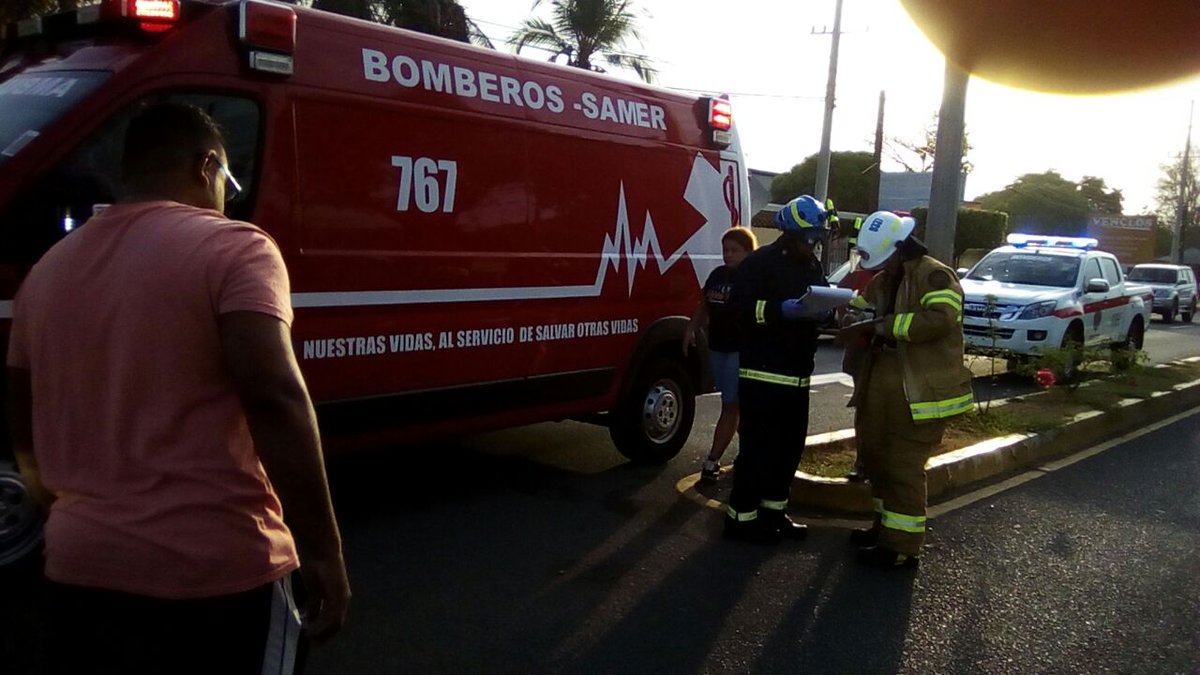 Personal de la Estación de Bomberos de La Villa, @bomberolosanto, atienden colisión de dos vehículos, no hubo heridos, carretera nacional, entrada a Pueblo Nuevo