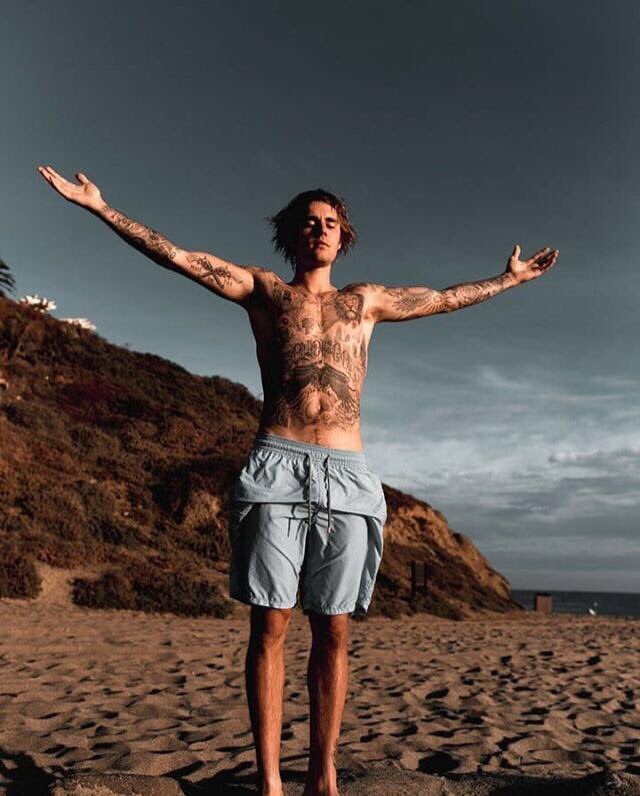 PfollowJBHelp's tweet photo. Bom dia... abaixa que é tiro!!! 

#JFCJustinBieber https://t.co/DM8HNcccxL