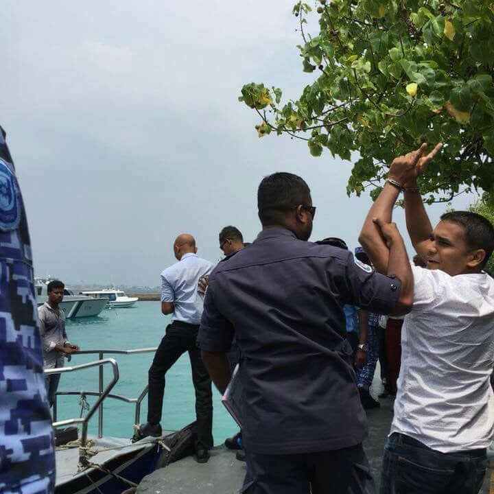 safaathahmed's tweet photo. Free MDP Hulhudhoo Dhaairaa Raees, Ilyas Labeeb right now! @ilyas_labeeb
Mi aniyaaveri veriyaage kibain alhamen minju kuravaa dhevaandheyve. Aameen!!
#FreeIlyasLabeeb #MaldivesInCrisis https://t.co/C5BzO6G46u