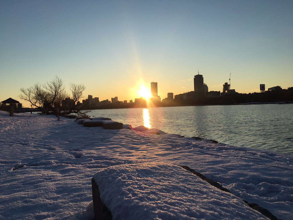 Emjay1028's tweet photo. It's not quite my season yet but it was soooooo good to watch the #sunrise over #Boston this morning! ❤️☀️ #ViewFromMorningRun #MJRunsOnSunshine #AndDunks #BUBridge #LousySmarchWeather https://t.co/OAyUarahF0