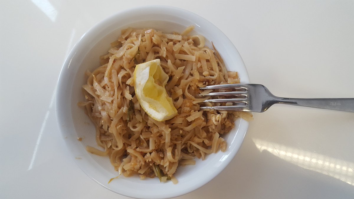 Der <a href="/geisenhanslueke/">Mario Geisenhanslüke</a> ist zum Mittagessen rüber gekommen ins <a href="/MediaLabBayern/">Media Lab Bayern</a> 😍 da machen wir doch gleich bei seiner abp-Mittagsaufgabe mit #nomnom #smdrsimm